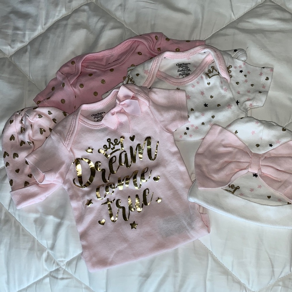 6 onsies.Gerber organic onsies and hats 0-6 months